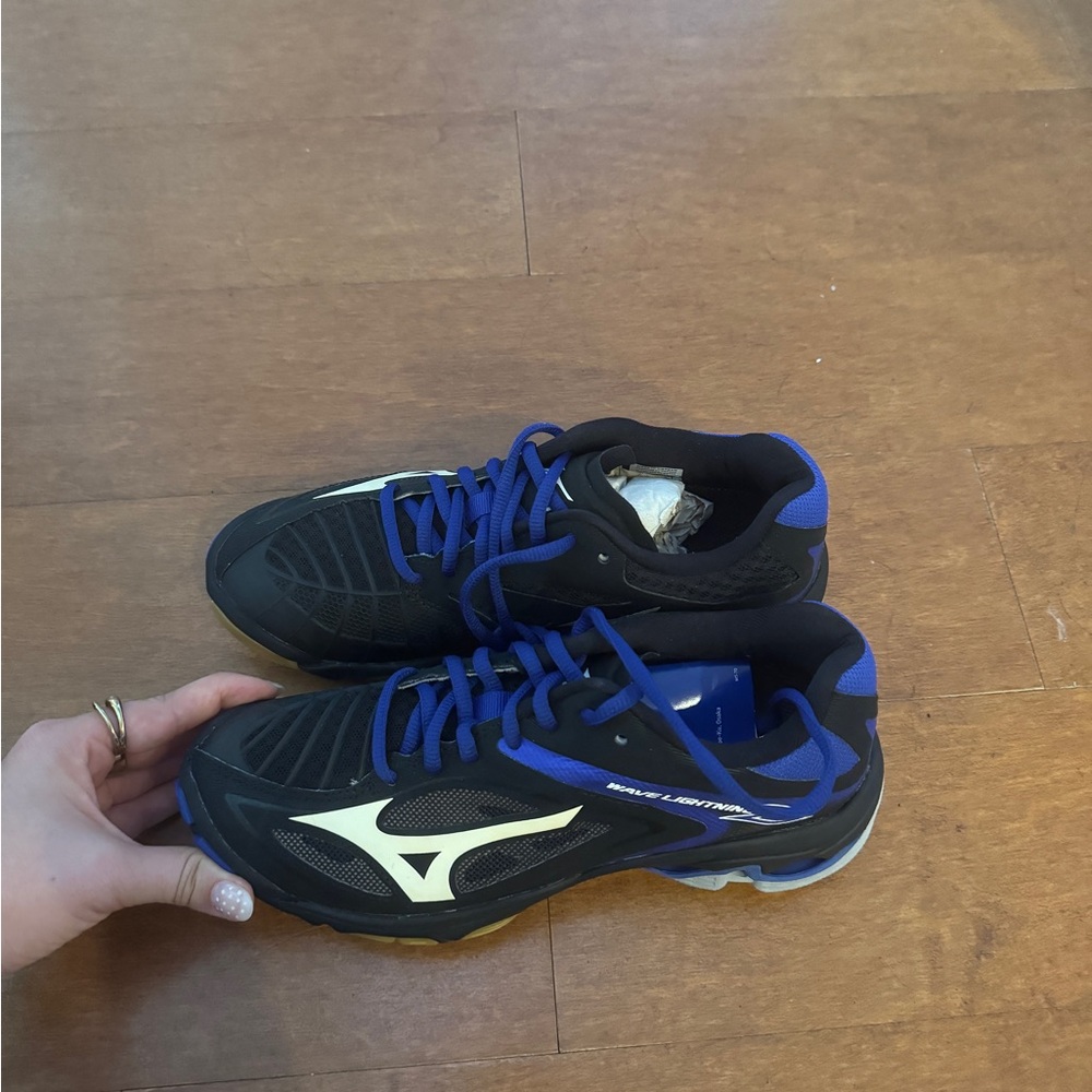 Mizuno Black and Blue Athletic Shoes